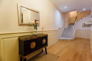 Duplex with terrace- 5Bd 3Bth- Center