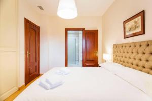 Duplex with terrace- 5Bd 3Bth- Center