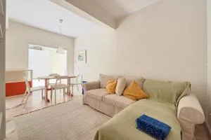 Apartment with patio, 5 minutes to railway station - Касен