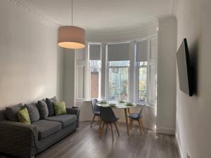 3 Smithhills Paisley central spacious sleeps 4