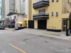 Cobertura com ótima vista para praia, no centro de Meia-Praia Itapema-SC