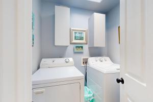 The Strand Oasis Boardwalk beauty with epic oceanfront views, charming interior, balcony & AC