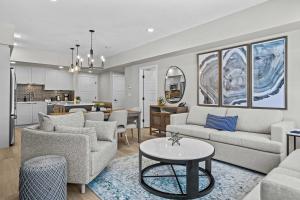 Pool and hot tub Stunning 2Bd haven in the Rockies