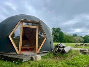 Dômes géodésiques pour 10 personnes avec lac privé - 卡斯提永拉巴泰伊