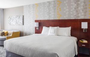 King Room with Sofa Bed room in Courtyard by Marriott Kalamazoo Portage