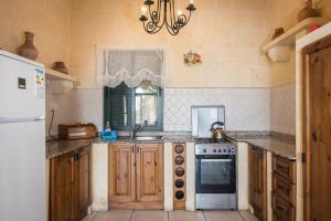 3 Bedroom Holiday Home with Private Pool and Views