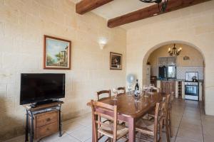 3 Bedroom Holiday Home with Private Pool and Views