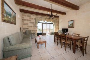 3 Bedroom Holiday Home with Private Pool and Views