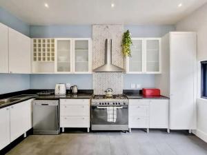 3 bedrooms , sleeps six heart of Cape Town