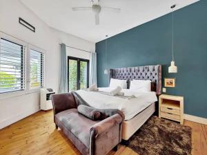 3 bedrooms , sleeps six heart of Cape Town