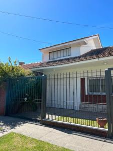 Casa en Mar Del Plata con parque, parrilla y cochera cubierta a dos cuadras del mar