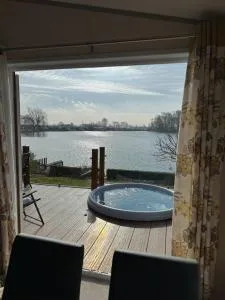 Tattershall lakes country park, Lakeside Lodge, hot tub, private garden and private fishing pitch - 伍德哈尔温泉水疗