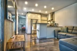 Downtown Sherby - Central, Parking, King Bed, Sleeps 3 - Ascot Corner