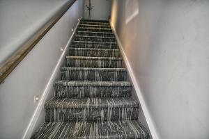 Downtown Sherby - Central, Parking, King Bed, Sleeps 3