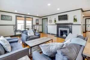 Bright Brevard Home Near Downtown and Trails - بريفارد