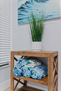 Beachfront resort Heated Pool 3King beds 85in TV BBQ