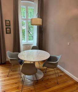 Frisch sanierte Altbauwohnung Helmholtzplatz