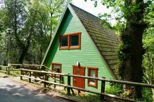 Spacious Hazel Bank Lodge for 4 with Hot Tub & Tree-Level Views - 牛顿阿伯特