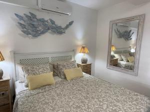 PORT ROYAL APARTMENTS, Heated pool, Speed WiFi, Terrace