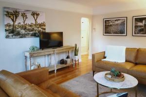 Ski, Shop and Explore Walkable Midtown Reno Oasis!