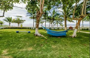 Casa La Palapa, Beachfront Oasis in Tivives!