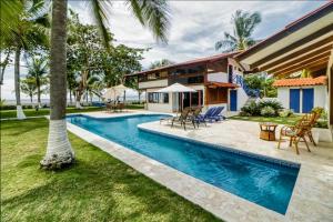 Casa La Palapa, Beachfront Oasis in Tivives!