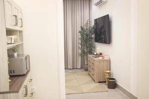 غرفة نوم فاخرة في مبنى راقي