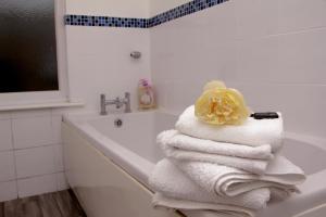 Spacious House, Near Haigh Woodland Park, Wifi, Parking