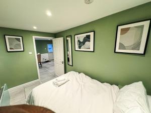 5 Minute Walk To Reading Station