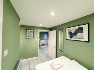 5 Minute Walk To Reading Station