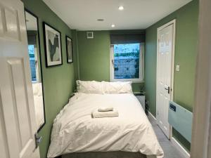 5 Minute Walk To Reading Station