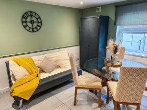 5 Minute Walk To Reading Station