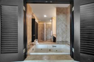 Casa Sirena- Secure & Private Poolside Retreat