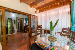 Namaste Beach Bungalow 1 BDR Loft 4 Min to Beach