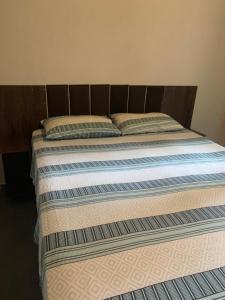 Quarto individual banheiro compartilhado