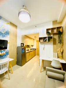 5 Star Shore Residences MOA Luxury Suite with Bayview Pool Access