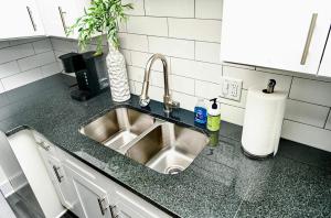 Less than 1mi to Little Caesars Arena, 2BR with Free Parking