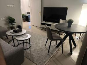 شقة فاخرة بحي العقيق بمدخل خاص