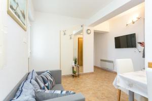 Two-Bedroom Apartment with Terrace and Sea View room in Apartment Postira 2948b