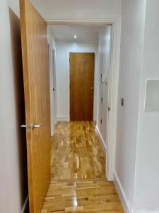 Luxury 2 BED Entire Apartment-Near Tube & Shopping centre