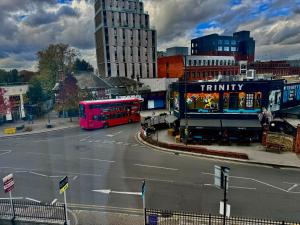 Luxury 2 BED Entire Apartment-Near Tube & Shopping centre