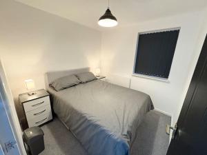 Two bed spacious apartment, central location, free parking and Wifi