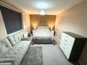 Two bed spacious apartment, central location, free parking and Wifi