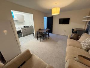 Two bed spacious apartment, central location, free parking and Wifi