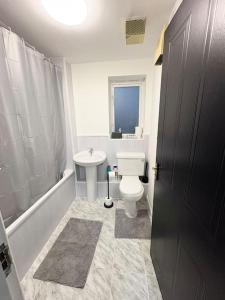 Two bed spacious apartment, central location, free parking and Wifi