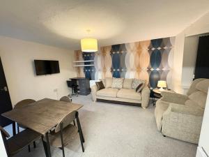 Two bed spacious apartment, central location, free parking and Wifi