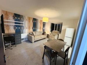 Two bed spacious apartment, central location, free parking and Wifi