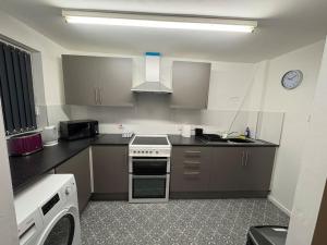 Two bed spacious apartment, central location, free parking and Wifi