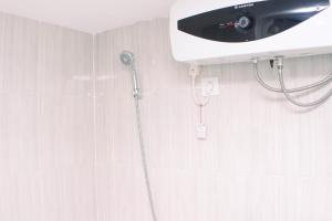 Modern Look and Restful Studio at 32th Floor Vasanta Innopark Apartment By Travelio