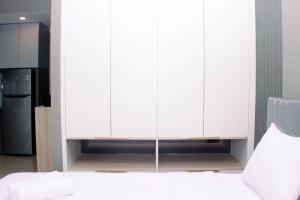 Modern Look and Restful Studio at 32th Floor Vasanta Innopark Apartment By Travelio